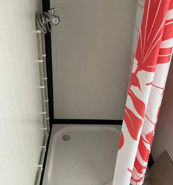 BUNGALOW AVEC SANITAIRES COMMERCIAUX, IMMEUBLE DE BUREAUX ET D'HABITATION 3×7 – Image 7