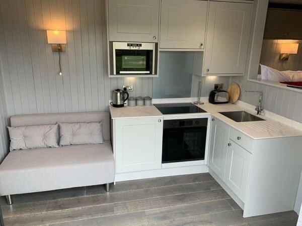 Conteneur Converti : Espace de Vie Extérieur Moderne et Élégant – Image 5