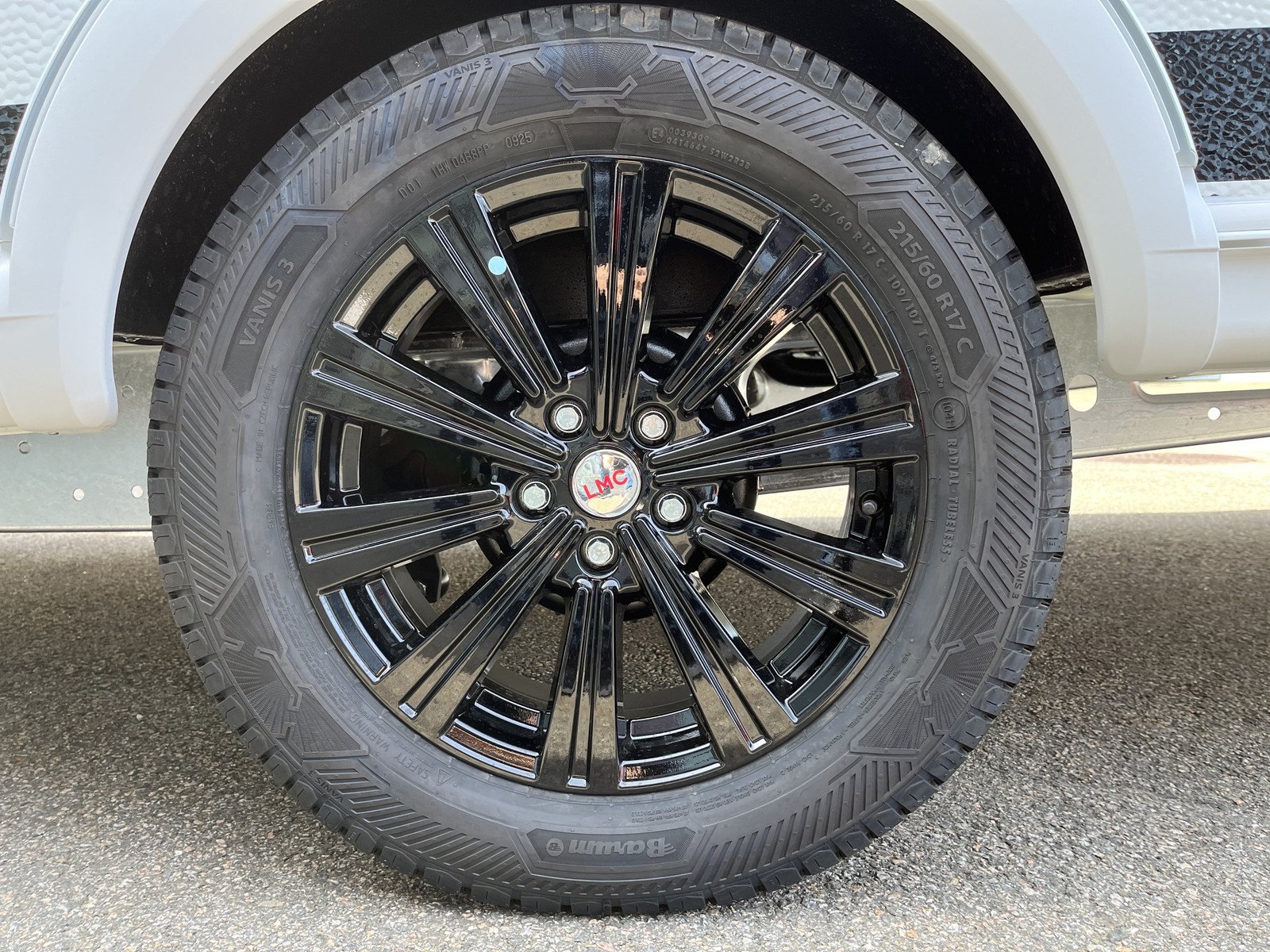 Caravane LMC Style 440 D | pack douche | pack batterie | chauffage gaz/électrique – Image 20