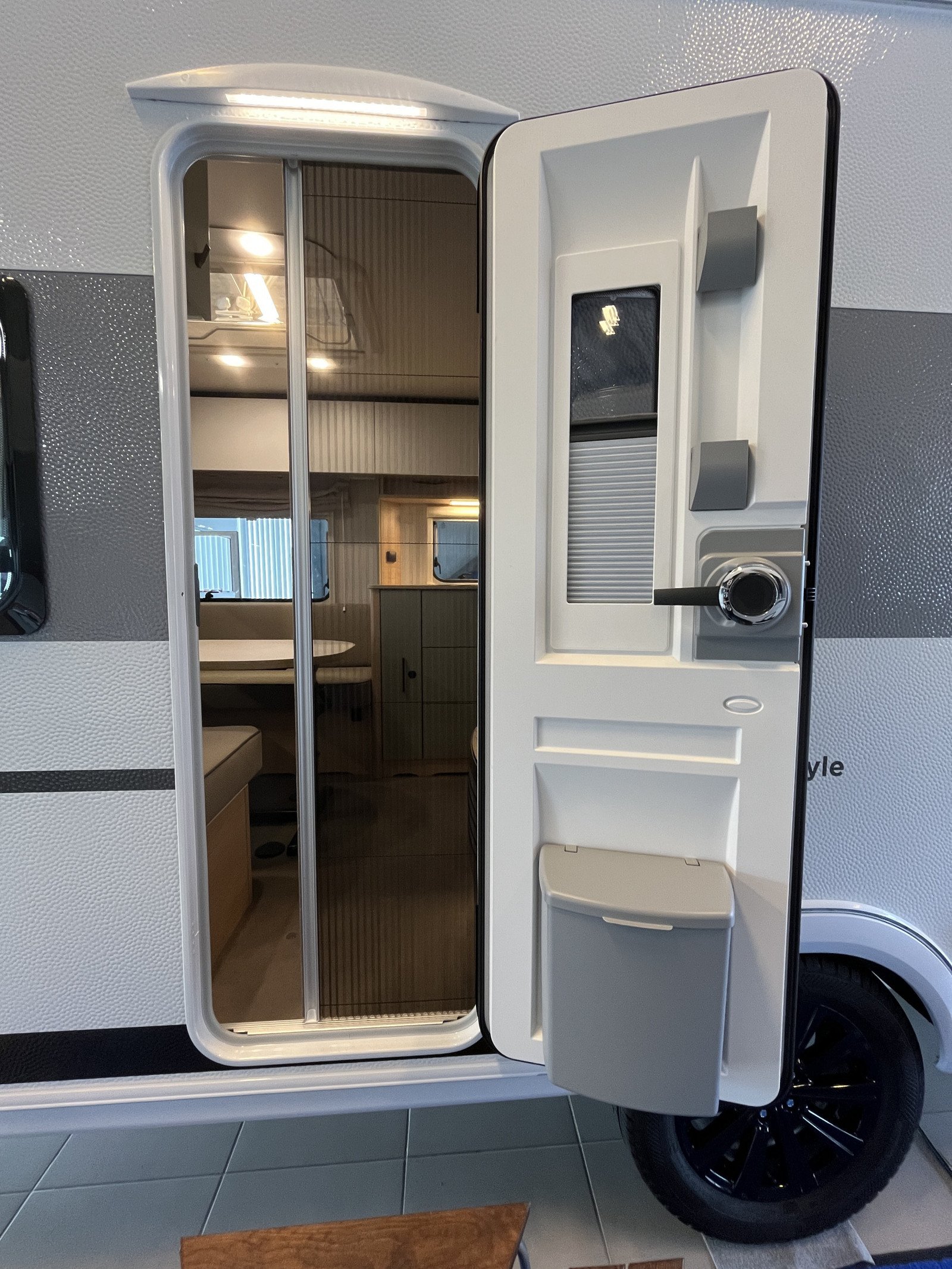 Caravane LMC Style 440 D | pack douche | pack batterie | chauffage gaz/électrique – Image 15