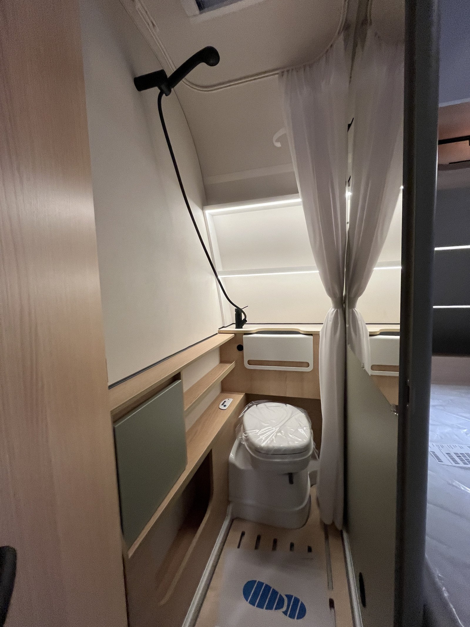 Caravane LMC Style 440 D | pack douche | pack batterie | chauffage gaz/électrique – Image 11