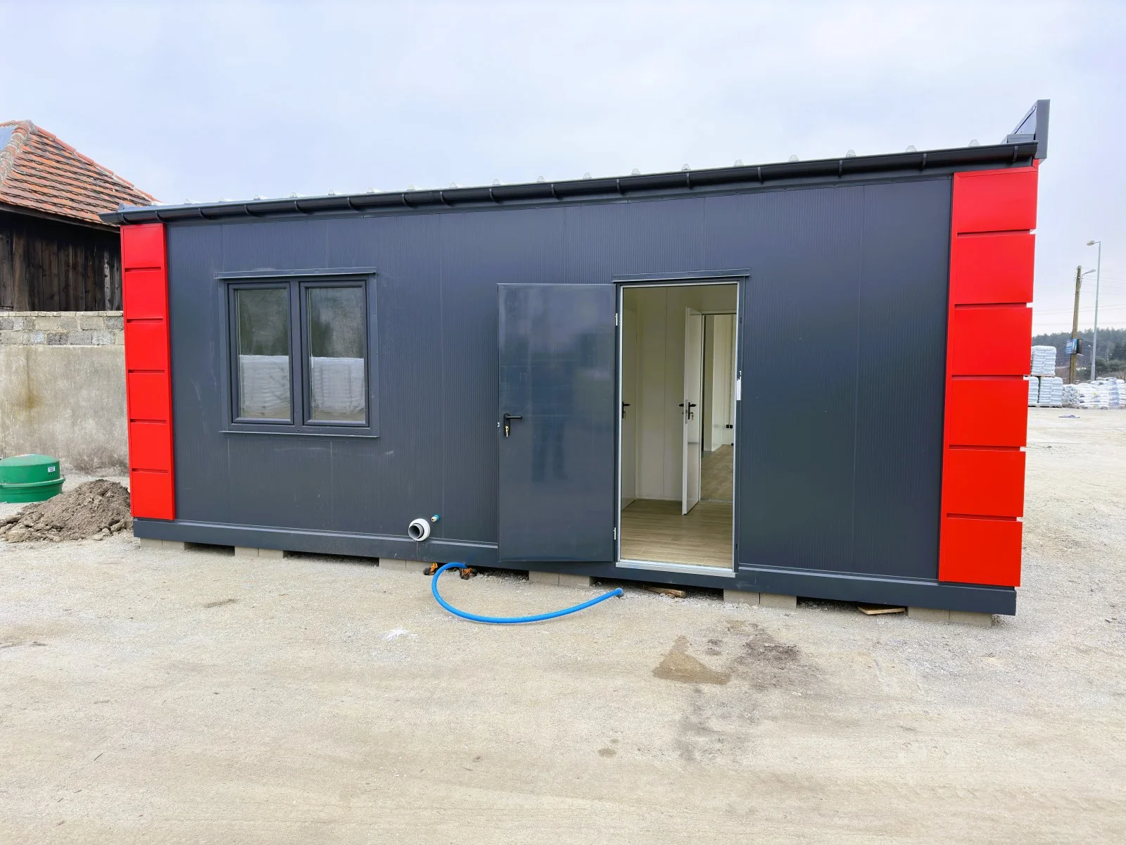 Conteneur Modulaire en panneaux sandwich – bureaux, commerces/logements, 6 pièces – 63 m²